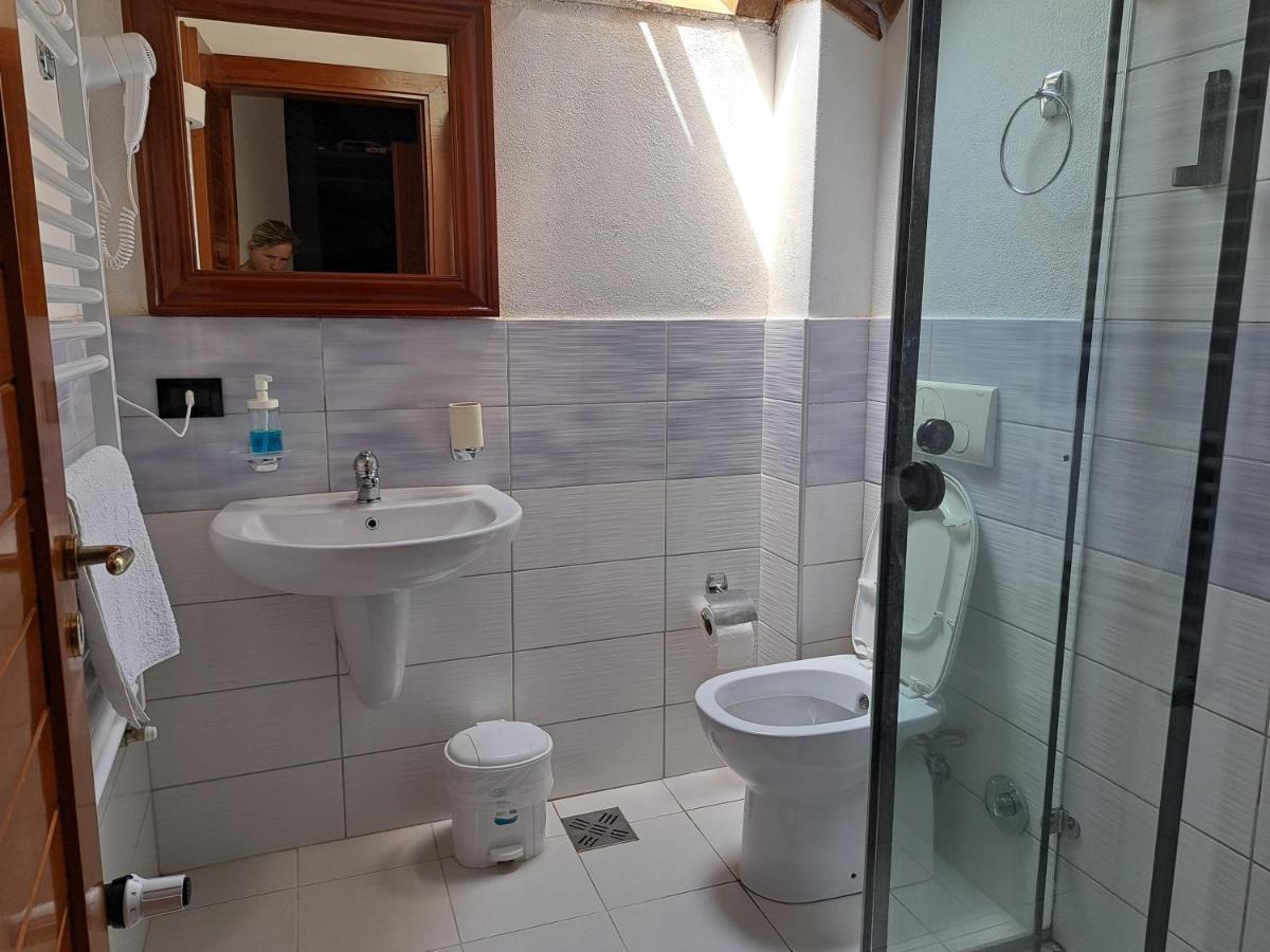 Bed & Breakfast Gjecaj And Restaurant 3*