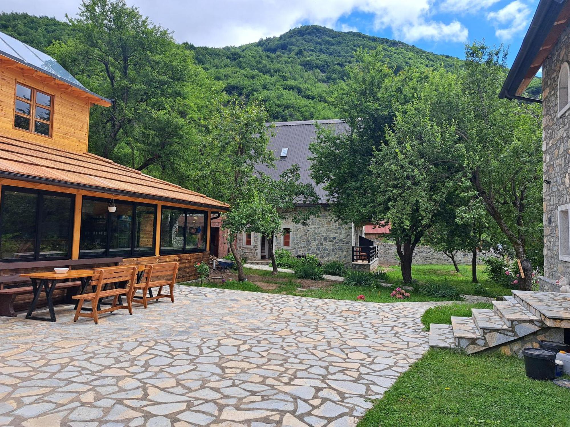 Bed & Breakfast Gjecaj And Restaurant