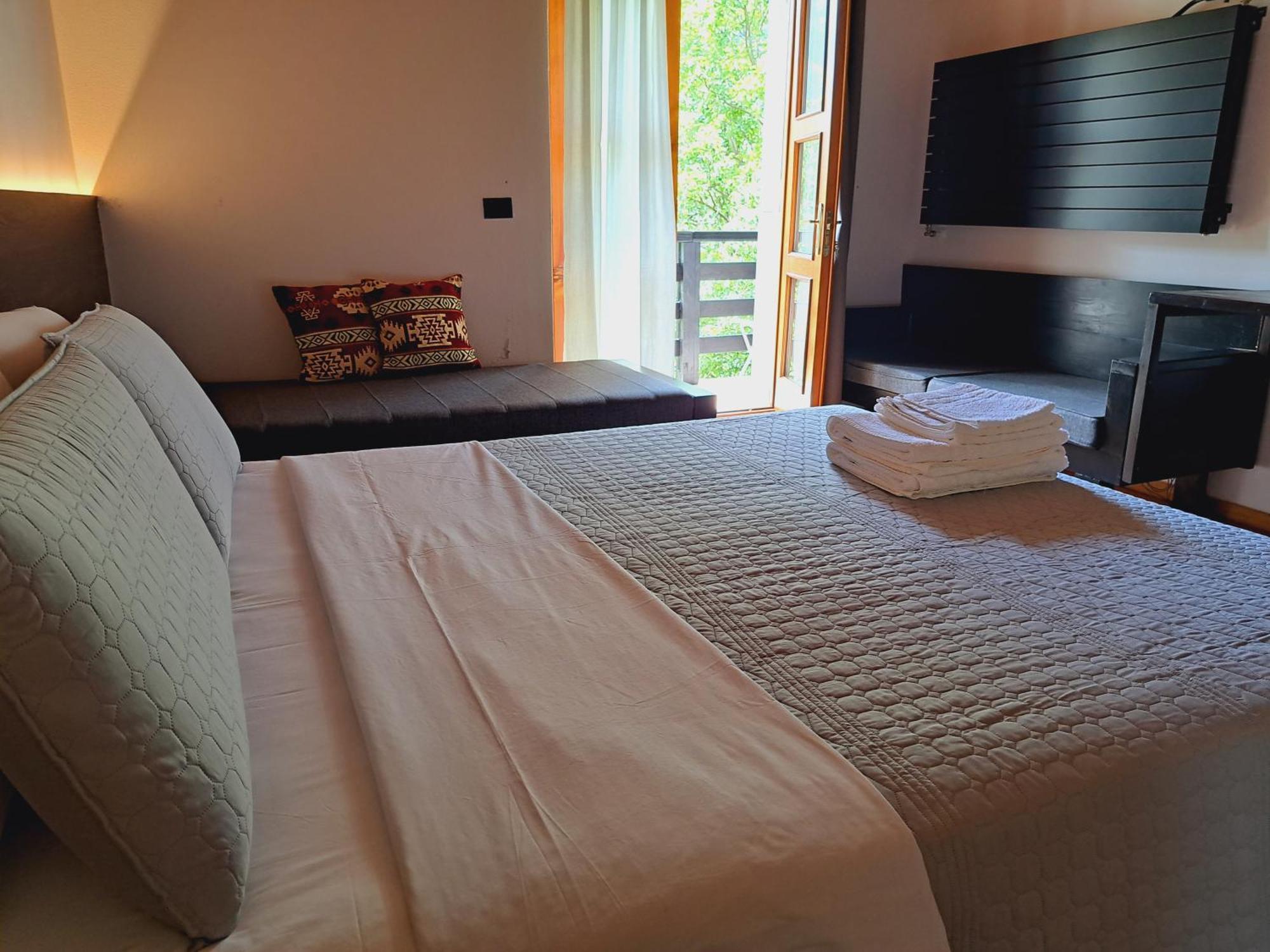 Bed & Breakfast Gjecaj And Restaurant 3*