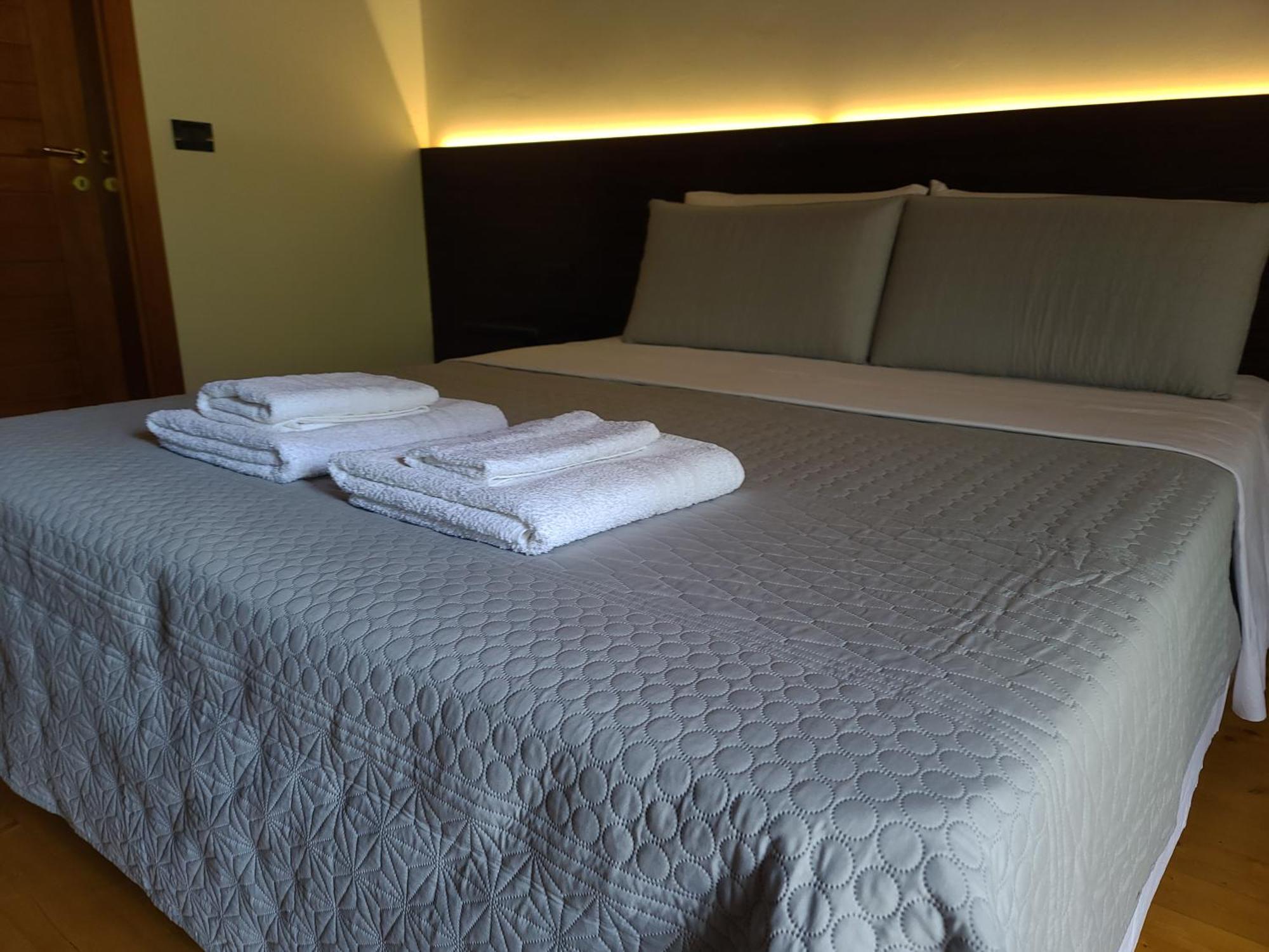 Gjecaj And Restaurant Bed & Breakfast